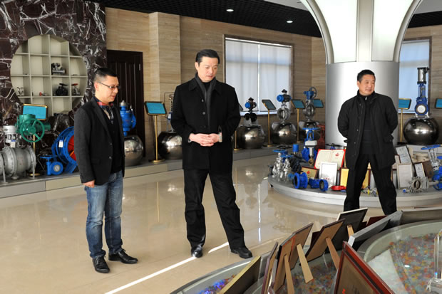 華亭鎮(zhèn)黨委書記陳賓參觀滬工閥門展示廳