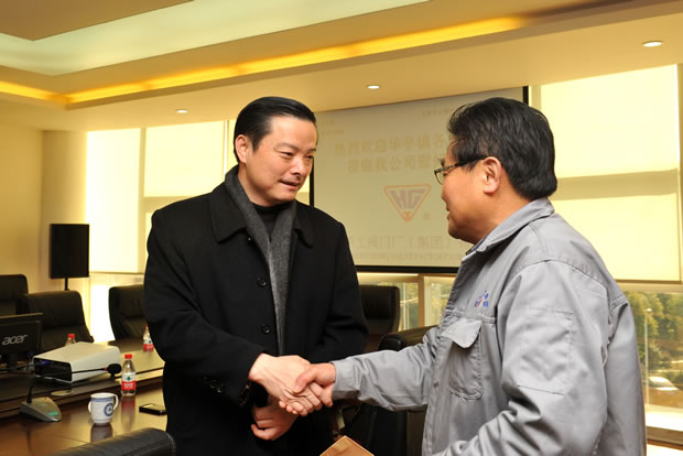 陳賓慰問我公司困難職工，公司工會(huì)主席林銀華接受慰問金