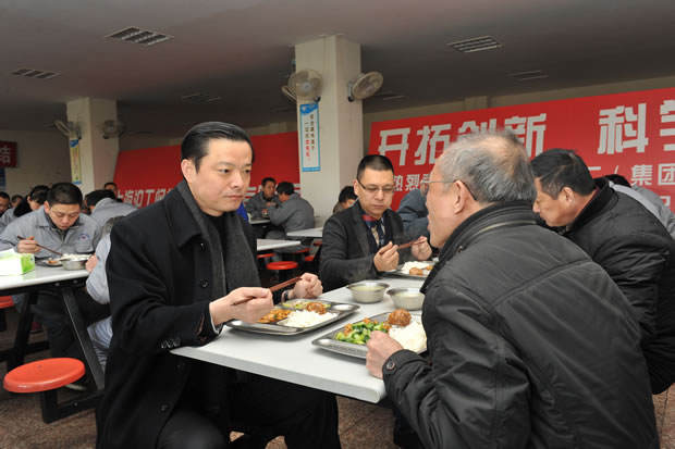 陳賓在滬工閥門集團(tuán)進(jìn)工作午餐，與公司員工交談